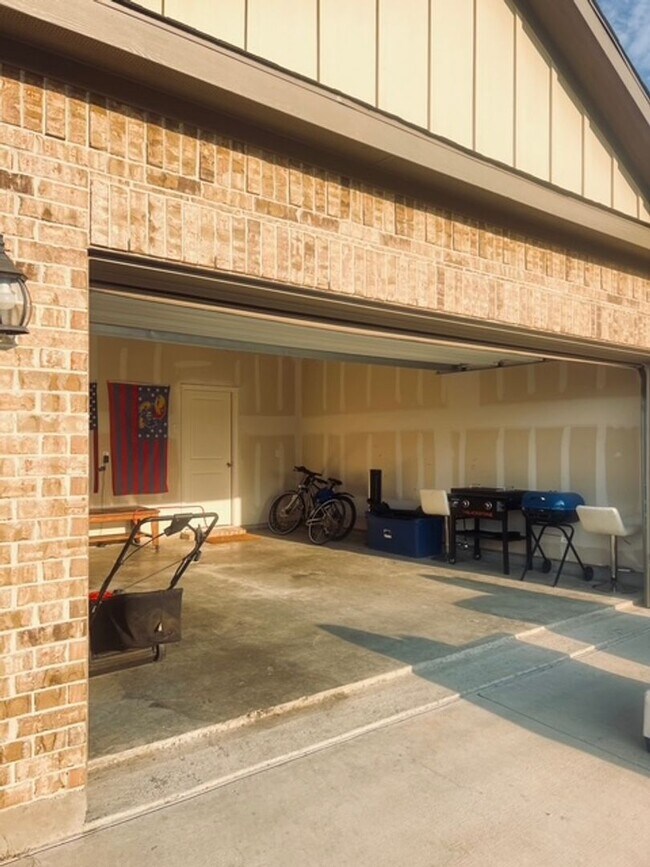 Building Photo - Spacious Open-Concept Home Next to Gated D...