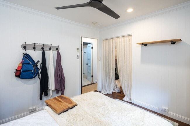 Building Photo - Privately Gated, Cool, Furnished Home, Tuc...