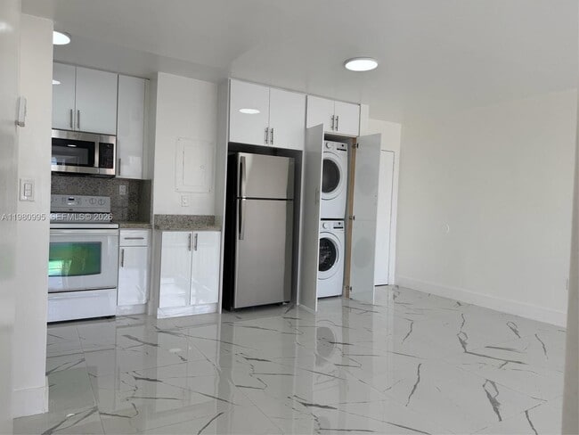 Building Photo - 8820 Fontainebleau Blvd