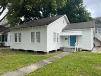 Building Photo - 2 Bedroom Cottage