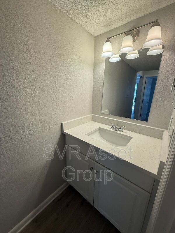 Building Photo - 100 Fairway