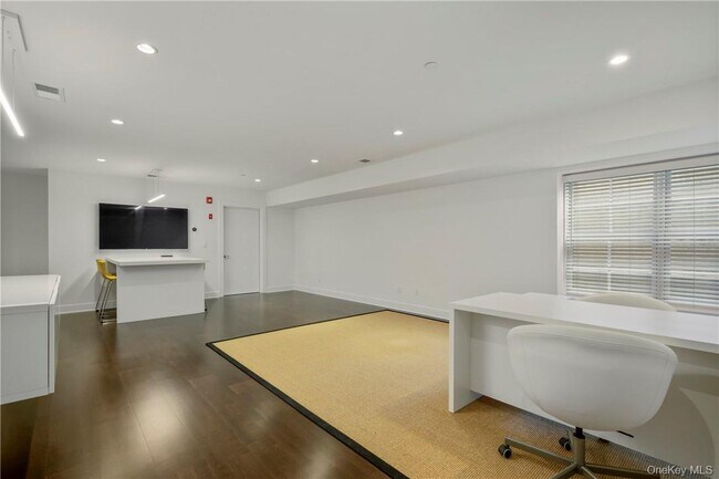 Building Photo - 2 Rose Ln