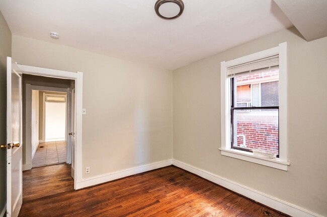 Building Photo - 4926 Winona Ave