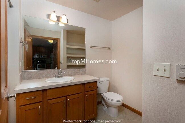 Building Photo - Light Filled One Bedroom Condo In Gresham!