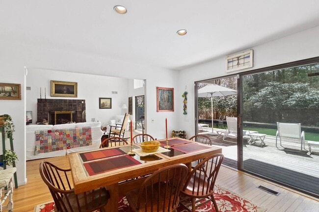 Building Photo - 15 Fernwood Road