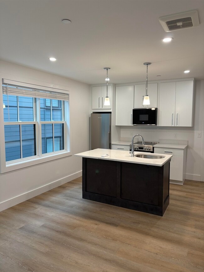 Building Photo - 238 Deer St