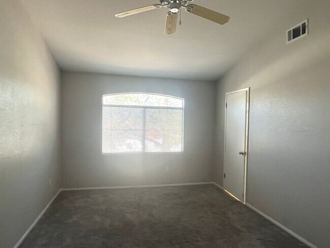 Building Photo - 2 bed, 2 bath condo located in gated community w/lush landscaping, 2 pools, spas, BBQ areas & clu...