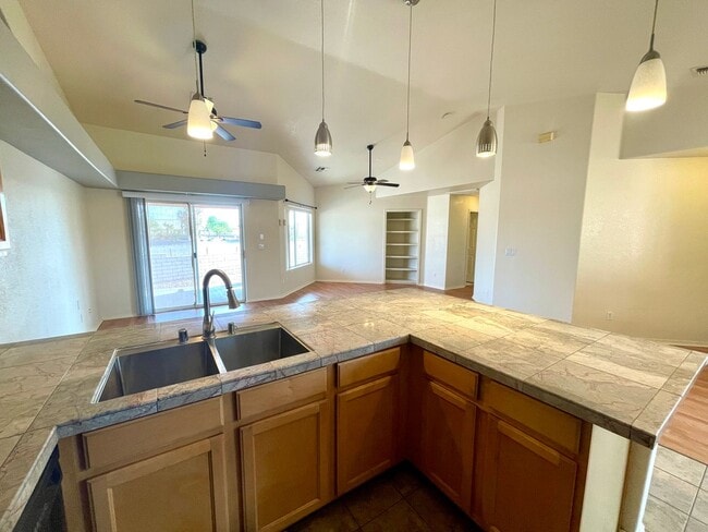 Building Photo - Cute 3 Bedroom Desert Lakes Golf Course Co...