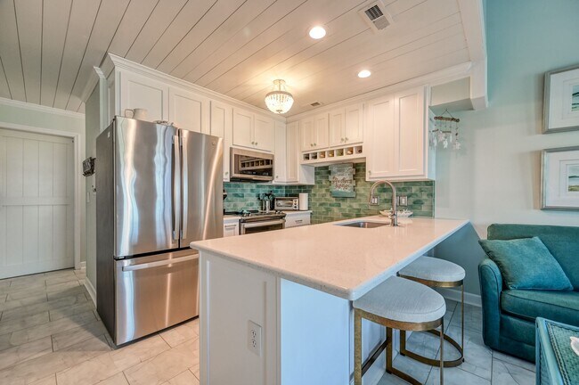 Building Photo - PRICE REDUCED FOR THIS GORGEOUS FURNISHED OFF-SEASON RENTAL THROUGH MAY