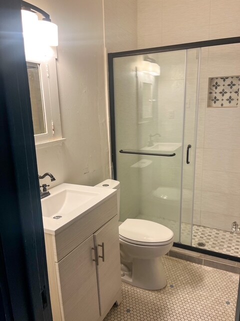 Bathroom - 719 W French Plz