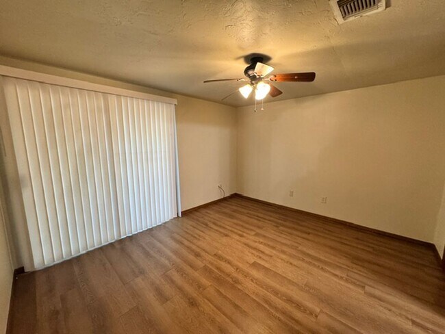 Building Photo - 2 bed 2 bath in Moore schools!