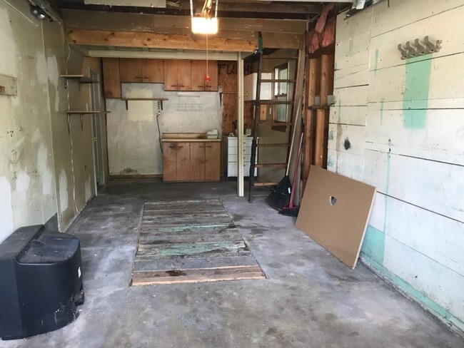 Building Photo - Nice, 4BR rancher with appliances, attached garage and fenced back yard.