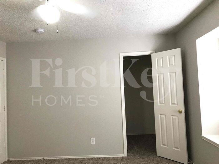 Building Photo - 5704 Creekhollow Dr