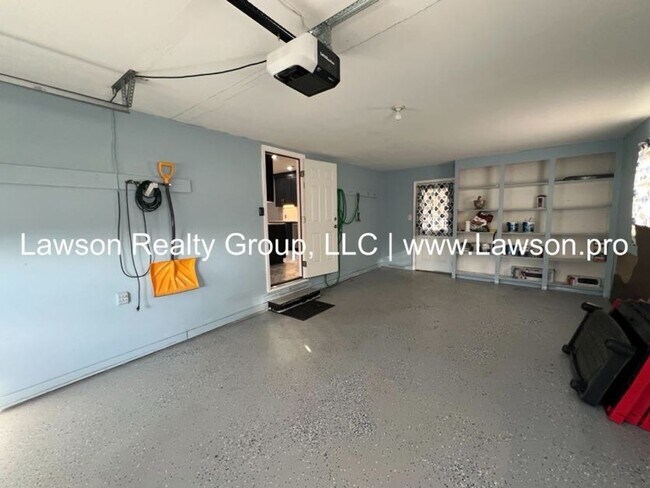 Building Photo - Very Nice & Spacious Home in Hidden Valley Neighborhood - Pet Friendly!