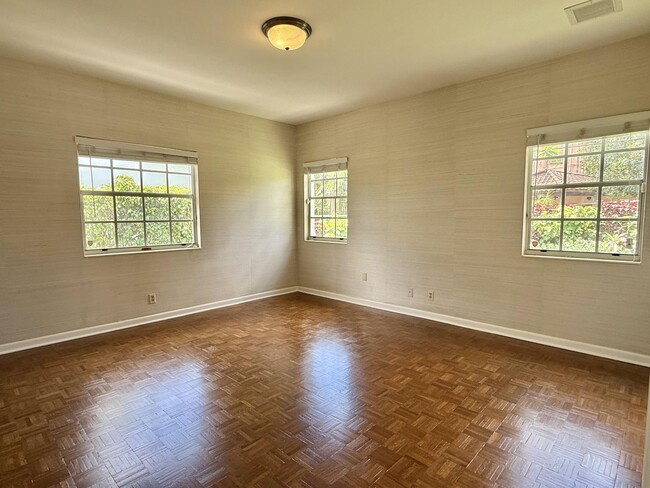 Building Photo - 206 Russlyn Dr