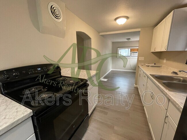 Building Photo - 1640 E Orman Ave