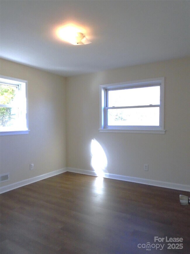 Building Photo - 322 N Hoskins Rd