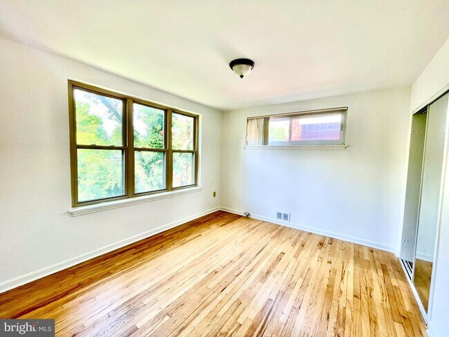 Building Photo - 108 Varnum St NE