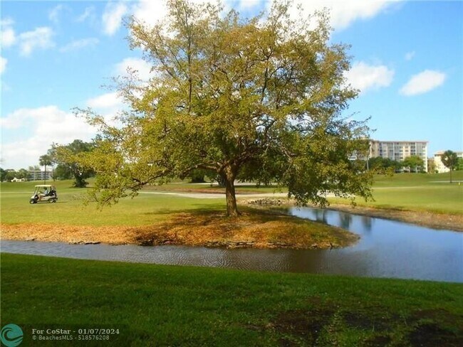 Building Photo - 2901 S Palm Aire Dr
