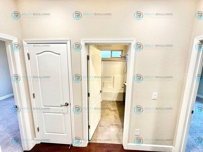 Building Photo - Spacious 4-Bedroom Gem in Somersett with S...