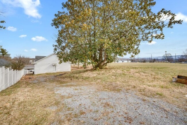 Building Photo - 818 5th St