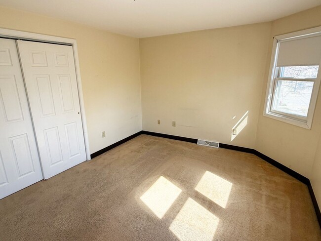 Building Photo - 3-Bedroom, 1-Bath Home with Off-Street Parking