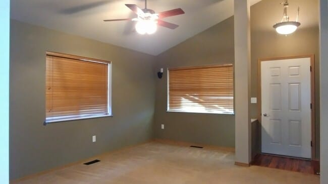 Building Photo - Beautiful Canyon Creek Home