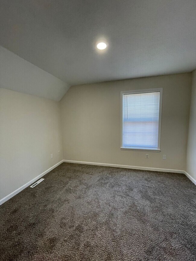 Building Photo - 4 bed 2.5 bath home in quiet Seven Oaks Subdivision