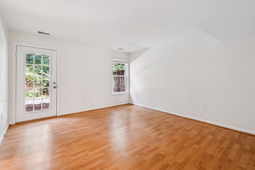 Building Photo - 8410 Woodland Manor Dr