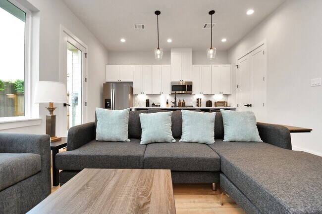 Building Photo - 6115 Campos Dr