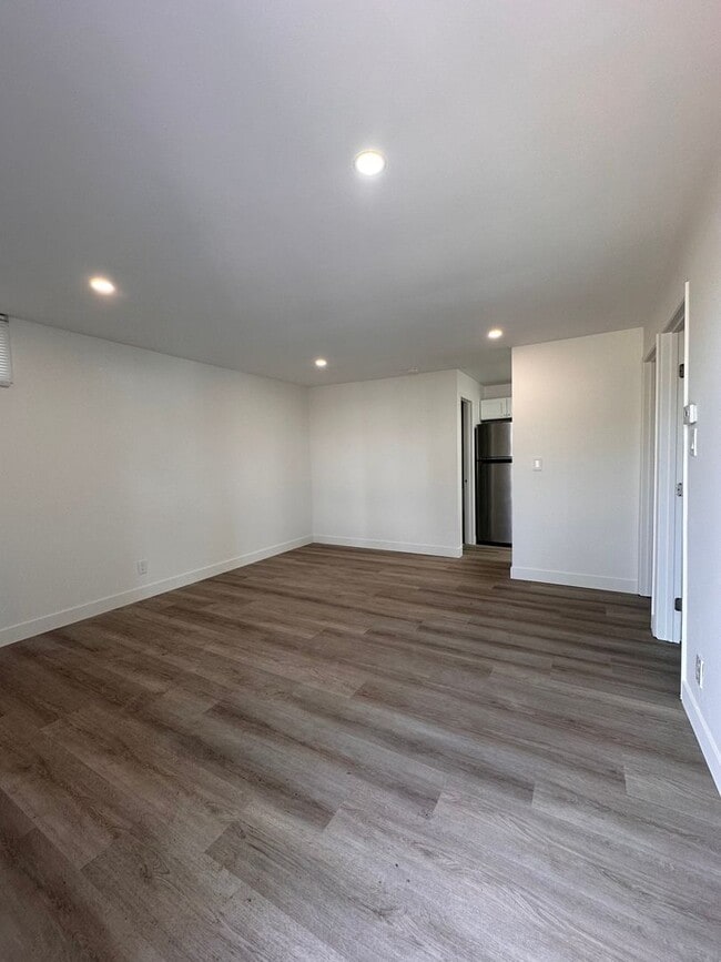 Building Photo - RECENTLY REDUCED! Fully Renovated 2 Bedroo...