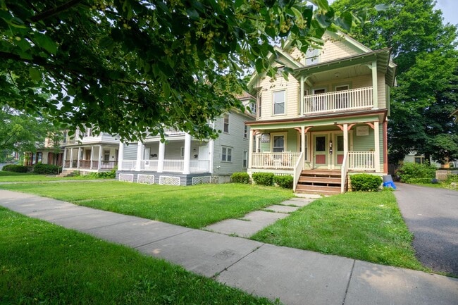 Primary Photo - 831 Westcott St