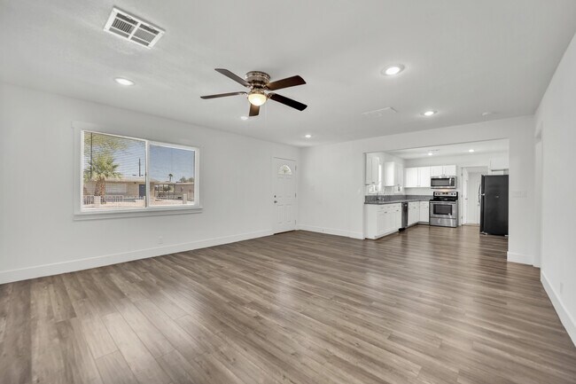 Building Photo - 1050 E Hassett Ave