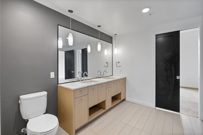 Building Photo - Luxurious 1 bedroom in Capital Hill!