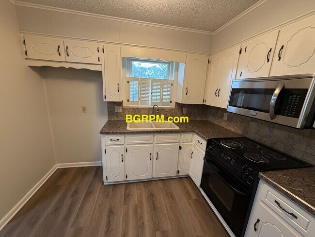 Building Photo - 3 Bed 2 Bath