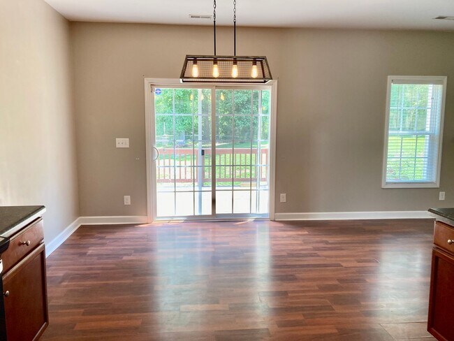 Building Photo - 5 Bedroom 3 Bath Hubert Home for Rent