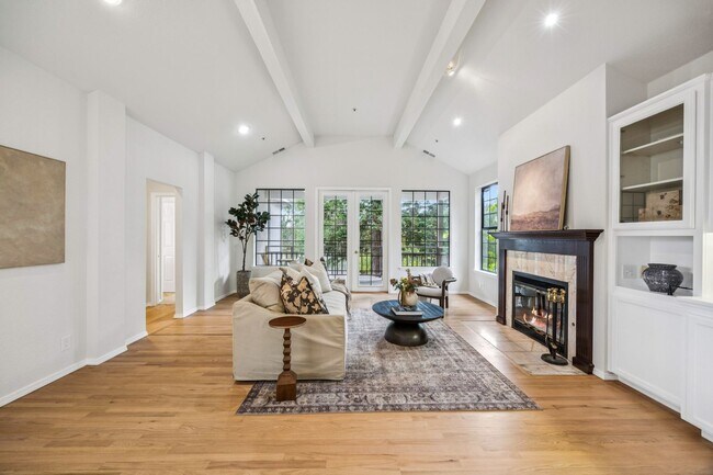 Building Photo - Huge house in a well desired neighborhood off of Johnson Avenue