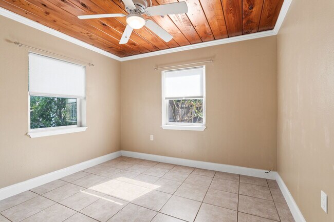 Building Photo - 327 Lee Ave