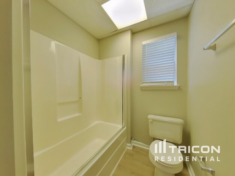 Building Photo - 9451 Woodlawn Dr