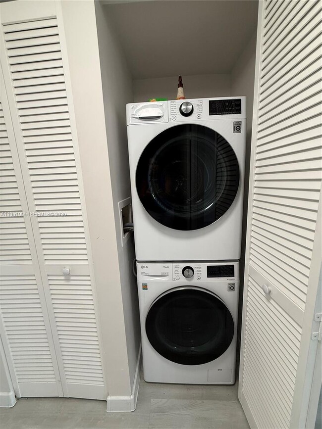 Building Photo - 290 174th St St