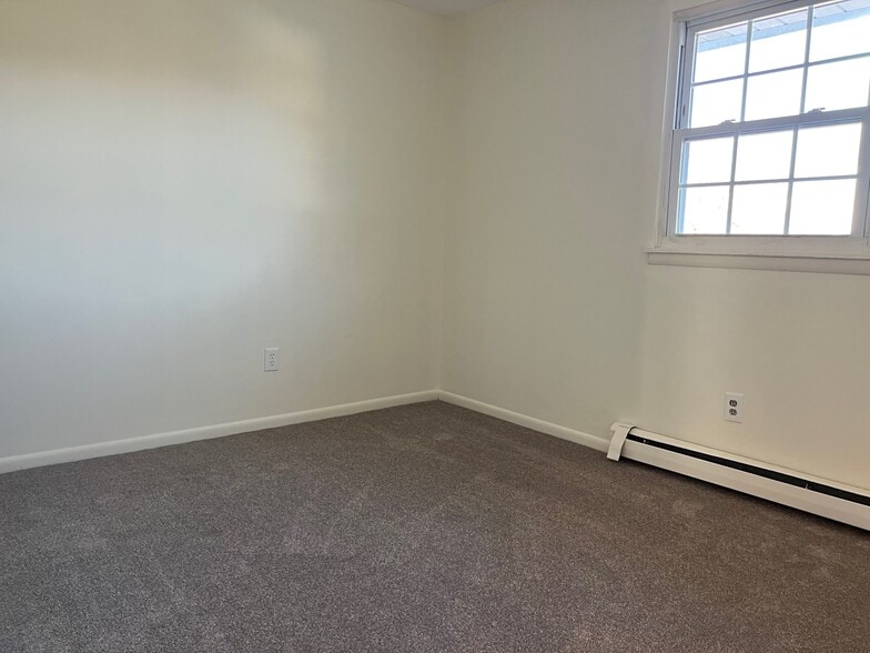 Bedroom 1 - 6 Yew Ct