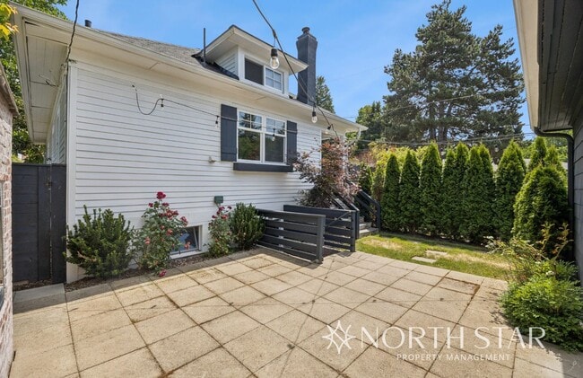 Building Photo - Remodeled Sellwood Bungalow