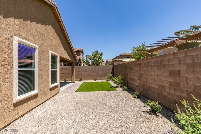 Building Photo - 823 Wintersweet Rd