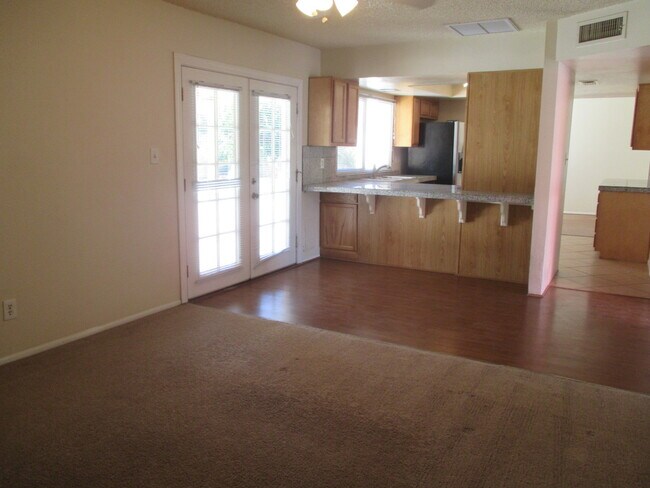 Building Photo - Tempe 4 Bed 2 Bath Includes Pool & Landscaping - Great Location
