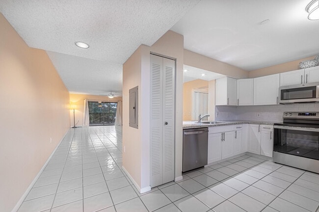 Building Photo - 901 SW 141st Ave