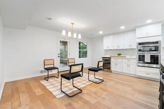 Building Photo - Beautifully Renovated 5 Bed/3 Bath Farmhouse in Upper St. Clair - Available Early June!