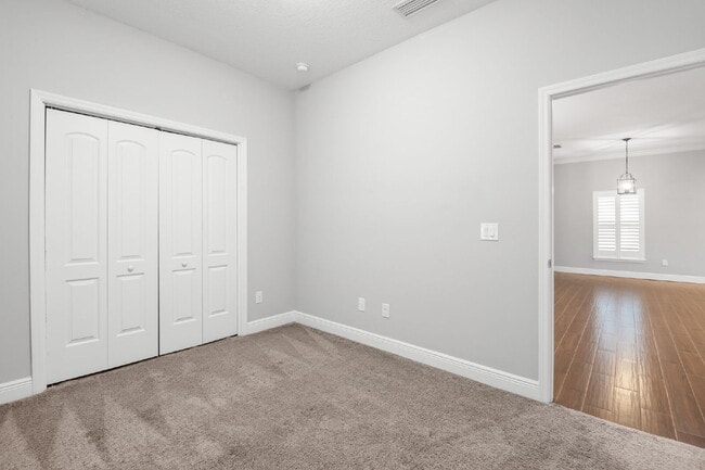 Building Photo - "Charming St. Petersburg Home: 3 Beds, 2 Baths, 1720 Sq. Ft. of Comfort!"