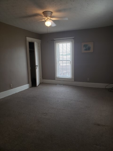 Building Photo - 2 bed, 1.5 bath duplex located in the hear...