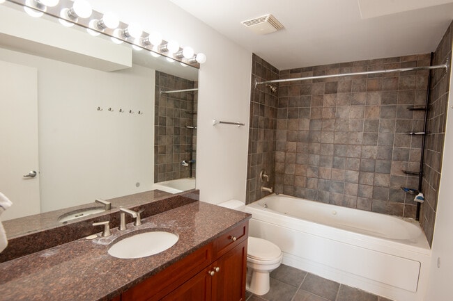 Building Photo - 1524 S Sangamon St