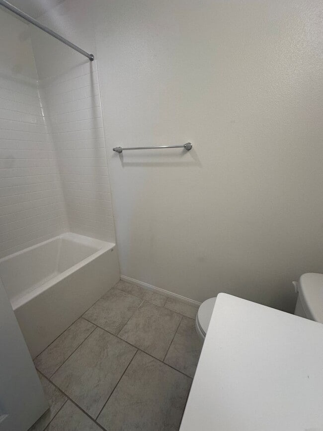 Building Photo - SMART Townhome 3bd 3ba Gated Community